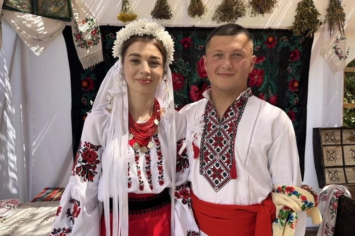 Справжнє кохання та давні обряди: як на етнофестивалі у Покришеві відтворили автентичне весілля