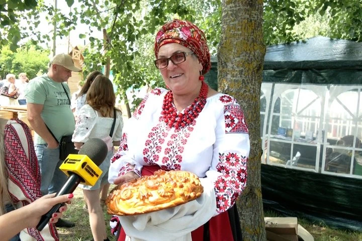 Справжнє кохання та давні обряди: як на етнофестивалі у Покришеві відтворили автентичне весілля