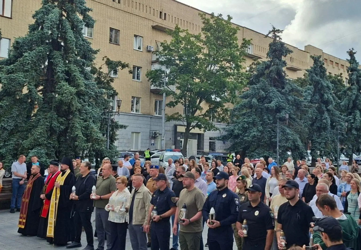Спільна молитва та хвилини тиші: як у Житомирі згадували жертв російського полону й катувань