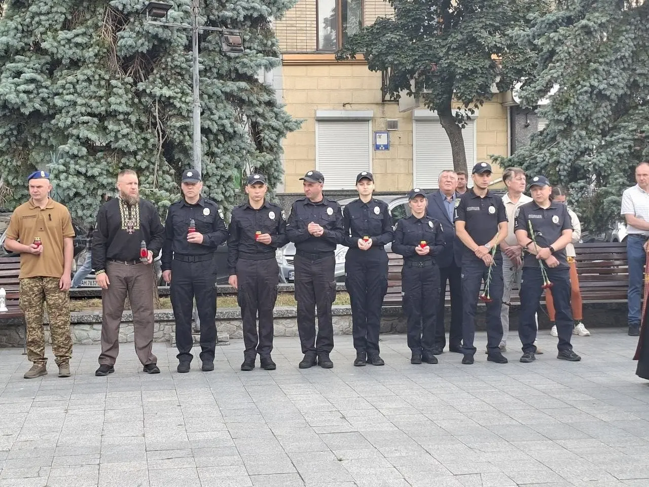 Спільна молитва та хвилини тиші: як у Житомирі згадували жертв російського полону й катувань