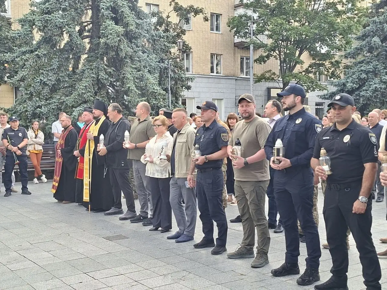 Спільна молитва та хвилини тиші: як у Житомирі згадували жертв російського полону й катувань