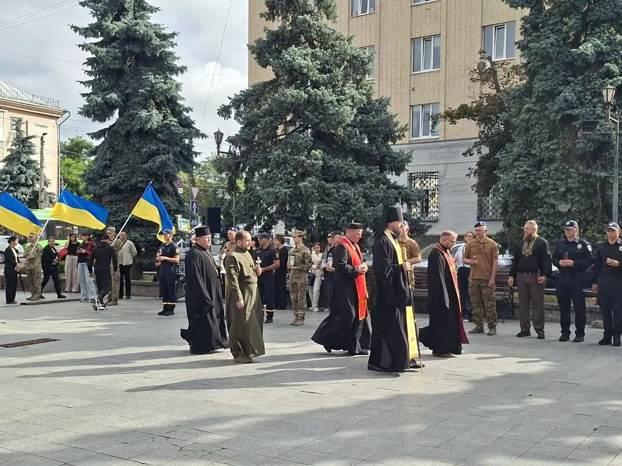Спільна молитва та хвилини тиші: як у Житомирі згадували жертв російського полону й катувань