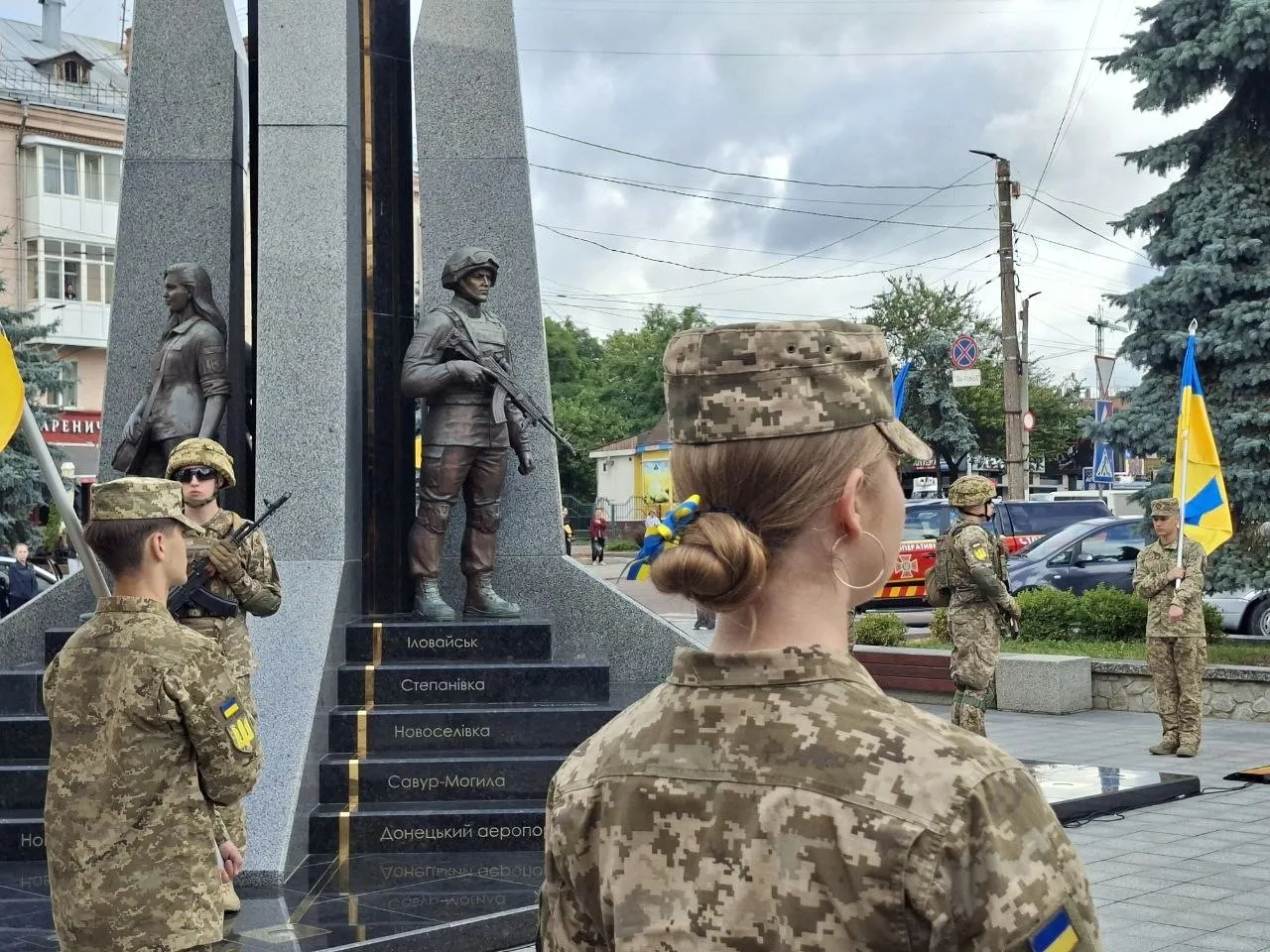Спільна молитва та хвилини тиші: як у Житомирі згадували жертв російського полону й катувань
